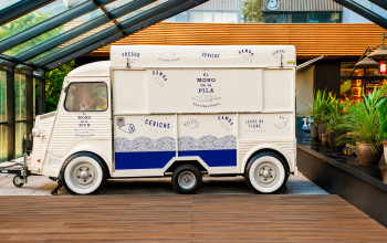 Rotulación, equipamiento y fabricación de FoodTruck para El Mono de la Pila en Caleido Madrid
